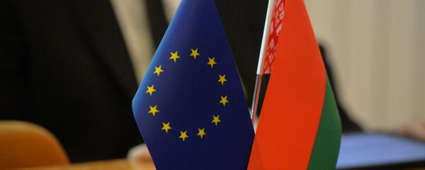 Les drapeaux de la Biélorussie et de l'Union européenne - Sputnik Afrique
