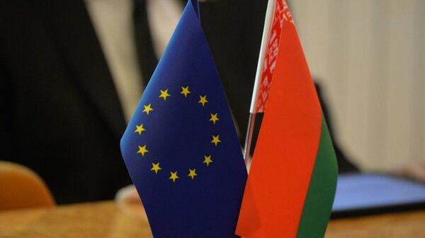 Les drapeaux de la Biélorussie et de l'Union européenne - Sputnik Afrique
