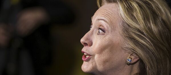 U.S. presidential candidate and former Secretary of State Hillary Clinton speaks with the media after sitting down with workers and management of Whitney Brothers children's toy and furniture factory during a round table while campaigning for the 2016 Democratic presidential nomination in Keene, New Hampshire April 20, 2015 - Sputnik Afrique