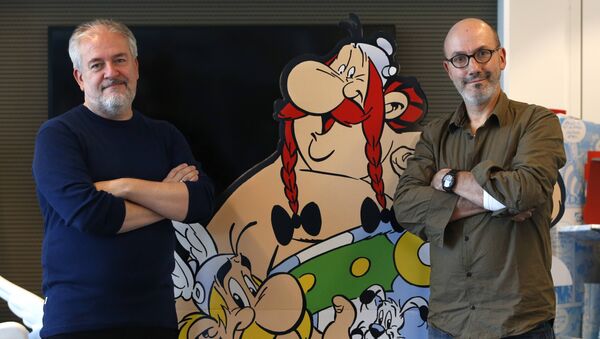 Author Jean-Yves Ferri (R) and illustrator Didier Conrad (L) pose next to cardboard cut-out of Obelix and Asterix in Vanves, near Paris, France, October 13, 2015. - Sputnik Afrique