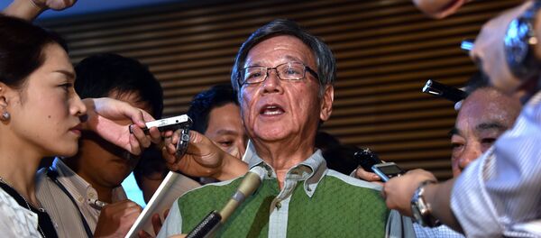 Le gouverneur d'Okinawa Takeshi Onaga entouré de journalistes. 7 août 2015 Le gouverneur d'Okinawa Takeshi Onaga entouré de journalistes. 7 août 2015 - Sputnik Afrique