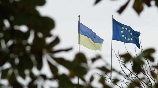 Drapeaux de l'Union européenne et de l'Ukraine - Sputnik Afrique