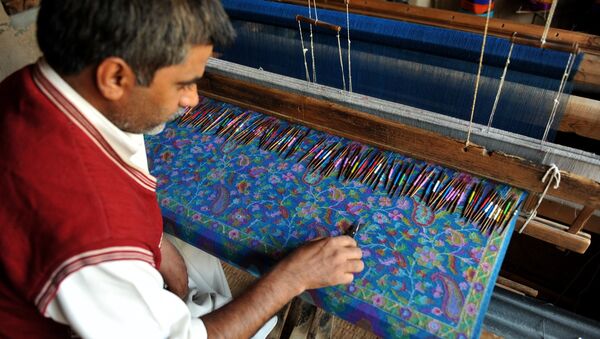 A Kashmiri artisian works on a woven Kani, or Jamewar shawl, at his workshop on the outskirts of Srinagar on October 12, 2010. - Sputnik Afrique