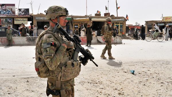 US Army soldiers provide security for members of their team near the Afghanistan-Pakistan border - Sputnik Afrique