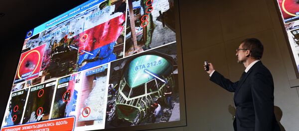 Un responsable du groupe Almaz-Antey, fabricant des missiles Buk, présente les résultats de l'enquête sur le crash du Boeing malaisien effectuée par cette société russe - Sputnik Afrique