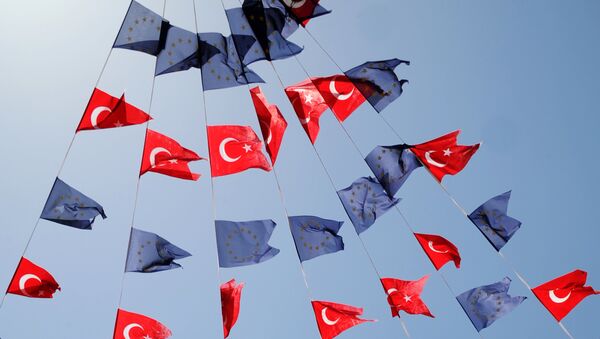 Les drapeaux de la Turquie et de l'UE - Sputnik Afrique