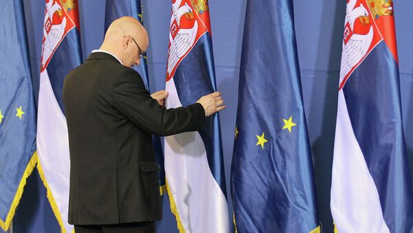 Флаги Сербии и Евросоюза - Sputnik Afrique
