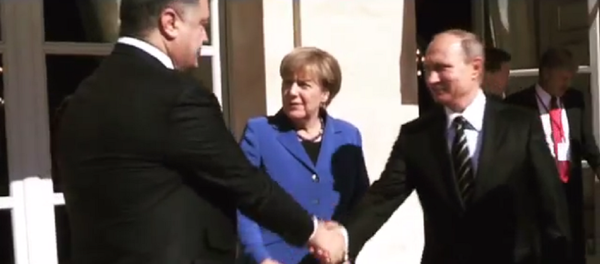 Poignée de main entre Poutine et Porochenko - Sputnik Afrique