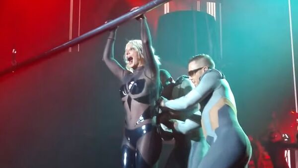 Les vêtements de Britney Spears se déchirent en plein concert - Sputnik Afrique