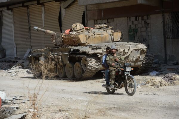 Des soldats syriens investissent Darayya, dans la banlieue de Damas - Sputnik Afrique