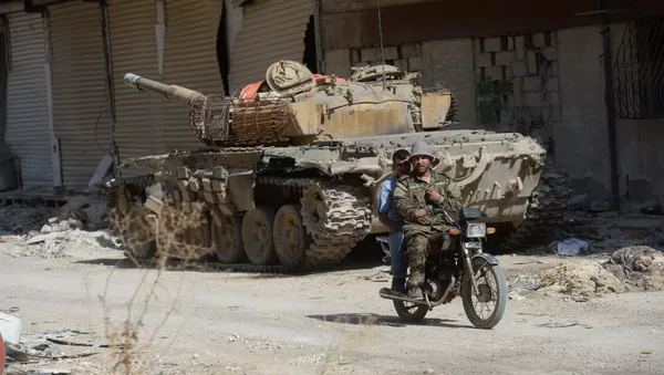 Des soldats syriens investissent Darayya, dans la banlieue de Damas - Sputnik Afrique