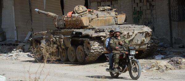 Des soldats syriens investissent Darayya, dans la banlieue de Damas - Sputnik Afrique