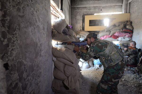 Des soldats syriens investissent Darayya, dans la banlieue de Damas - Sputnik Afrique