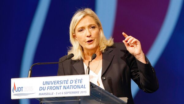 La présidente du FN Marine Le Pen lors d'un meeting à Marseille le 6 septembre 2015 - Sputnik Afrique