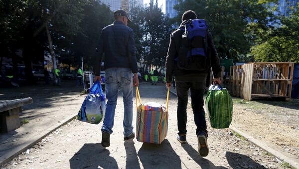Migrants carry their belongings as they leave a makeshift camp for refugees outside the foreign office in Brussels, Belgium October 2, 2015 - Sputnik Afrique