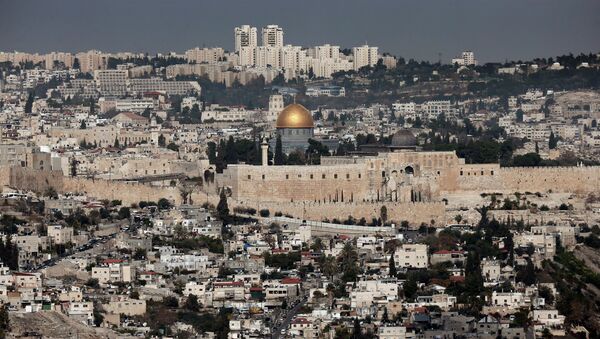 A general view shows the Dome of the Rock (C) and the Al-Aqsa mosques (R) in the Al-Aqsa mosque compound in Jerusalem's old city on November 21, 2014 - Sputnik Afrique