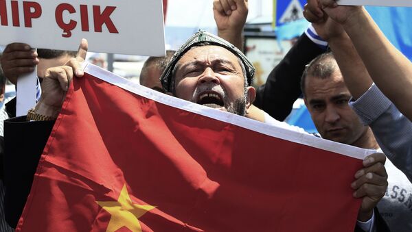 Ouïghour avec le drapeau de la Chine, Turquie. Image d'illustration - Sputnik Afrique