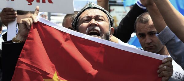 Ouïghour avec le drapeau de la Chine, Turquie. Image d'illustration - Sputnik Afrique