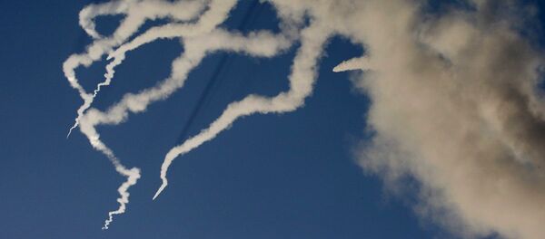 A trail of smoke is left behind Zelzal ballistic missiles after being launched during the second day of military exercises, codenamed Great Prophet-6, for Iran's elite Revolutionary Guards - Sputnik Afrique