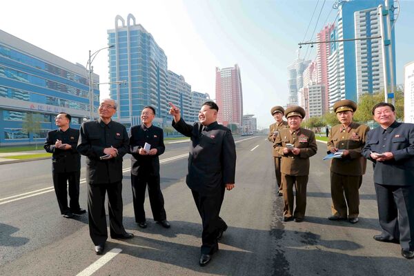 Kim Jong-un visite un nouveau quartier de Pyongyang - Sputnik Afrique