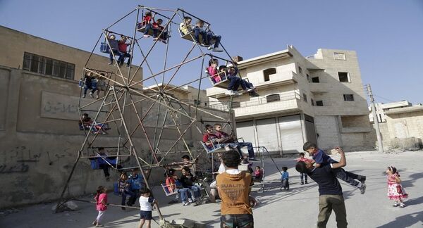 Des enfants syriens jouent, Maaret al-Naaman, la province d’Idlib, Syrie, Sept. 24, 2015 - Sputnik Afrique