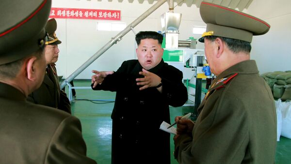 Le dirigeant nord-coréen Kim Jong-Un s'entretient avec les responsables militaires du pays. Mars 2015 - Sputnik Afrique