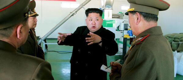 Le dirigeant nord-coréen Kim Jong-Un s'entretient avec les responsables militaires du pays. Mars 2015 - Sputnik Afrique