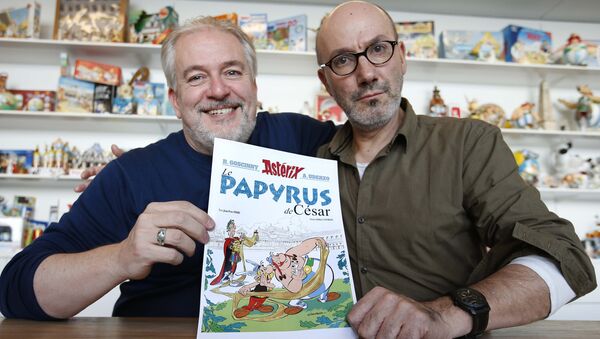 Auteur Jean-Yves Ferri (D) et illustrateur Didier Conrad (G) avec l'album des  nouvelles aventures d'Astérix - Sputnik Afrique