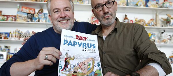 Auteur Jean-Yves Ferri (D) et illustrateur Didier Conrad (G) avec l'album des  nouvelles aventures d'Astérix - Sputnik Afrique