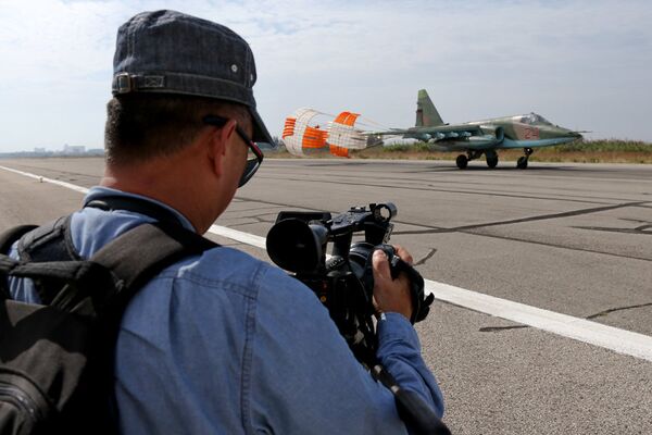 Des journalistes étrangers sur la base aérienne russe de Hmeimim - Sputnik Afrique