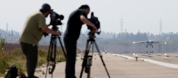 Les médias occidentaux en visite sur la base russe en Syrie - Sputnik Afrique