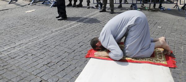 Un Palestinien prie aux portes de Jérusalem - Sputnik Afrique