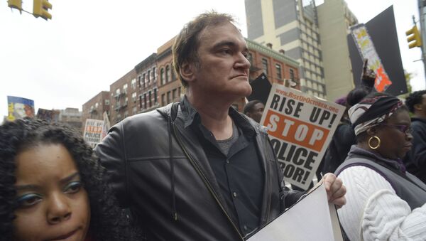 Director Quentin Tarantino, center, participates in a rally to protest against police brutality Saturday, Oct. 24, 2015, in New York. - Sputnik Afrique