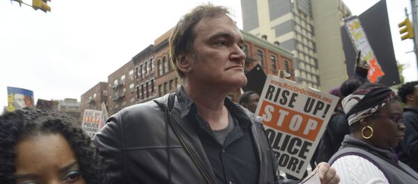 Director Quentin Tarantino, center, participates in a rally to protest against police brutality Saturday, Oct. 24, 2015, in New York. - Sputnik Afrique
