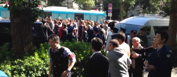 Une bagarre entre des Turcs et des Kurdes près de l'ambassade de Turquie à Tokyo, octobre 2015 - Sputnik Afrique