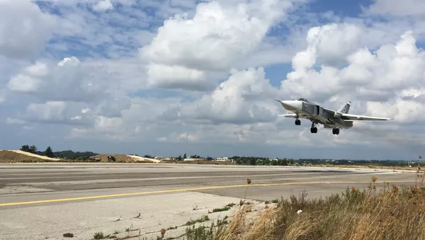 Un bombardier tactque russe Su-24 décolle de l'aérodrome de Hmeimim - Sputnik Afrique