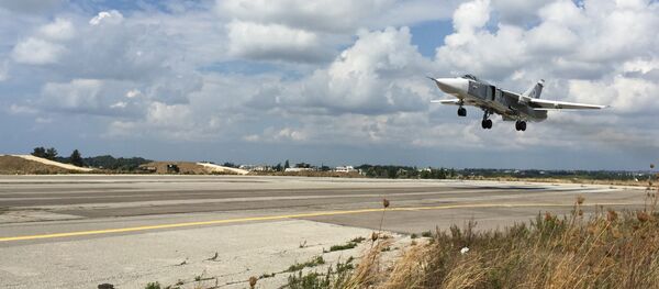 Su-24 russe, base aérienne Hmeymim en Syrie - Sputnik Afrique