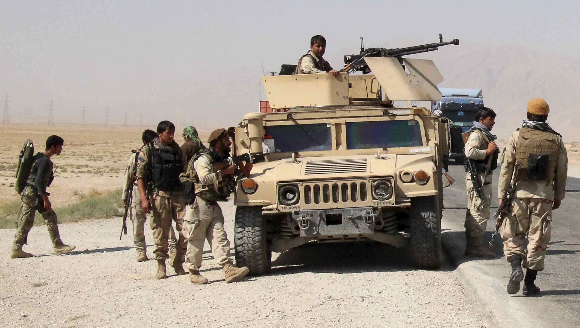 Afghan security forces prepare to check on reports of a possible ambush by the Taliban on the Baghlan-Kunduz highway, Afghanistan October 1, 2015 - Sputnik Afrique, 1920, 08.07.2021