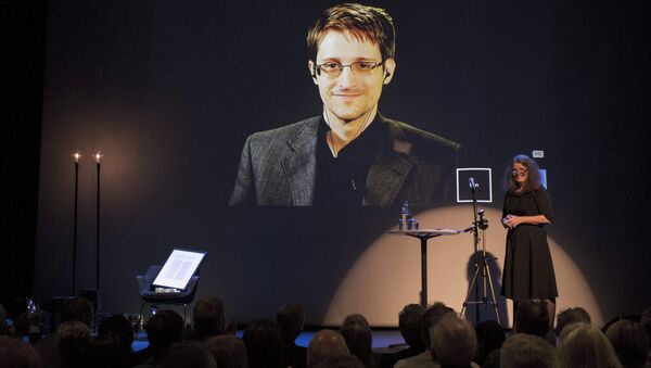 A chair is pictured on stage as former US National Security Agency contractor Edward Snowden. - Sputnik Afrique