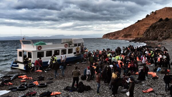 Réfugiés et migrants arrivent à l'île de Lesbos, Oct. 29, 2015. - Sputnik Afrique