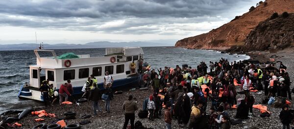 Des réfugiés arrivent à l'île de Lesbos avant de partir pour la Turquie - Sputnik Afrique
