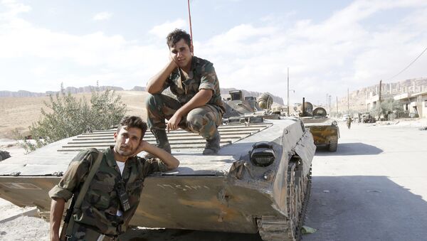 Soldats d`armée syrienne posent sur un char de fabrication russe - Sputnik Afrique