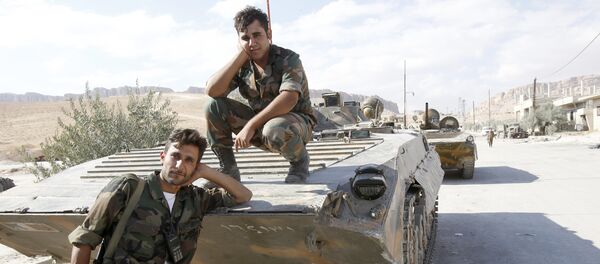 Soldats d`armée syrienne posent sur un char de fabrication russe - Sputnik Afrique