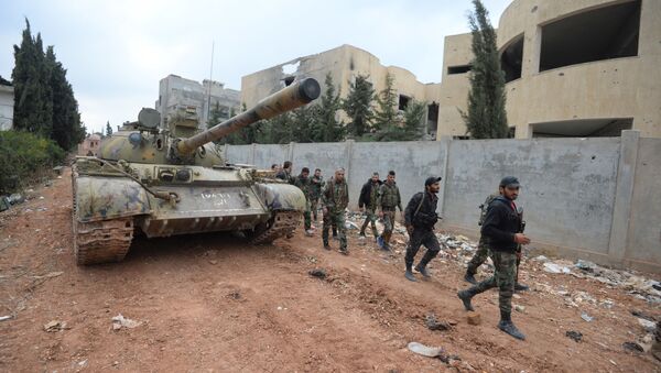 Des combattants de la 18e division syrienne en patrouille dans la ville de Homs - Sputnik Afrique
