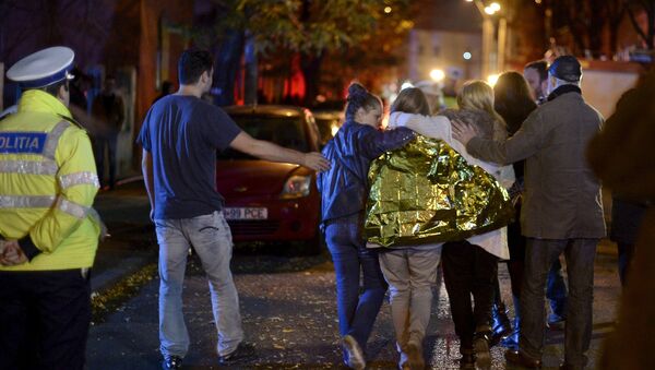 People walk outside a nightclub following an explosion in Bucharest - Sputnik Afrique