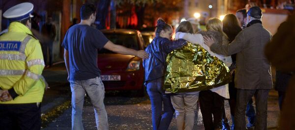 People walk outside a nightclub following an explosion in Bucharest - Sputnik Afrique