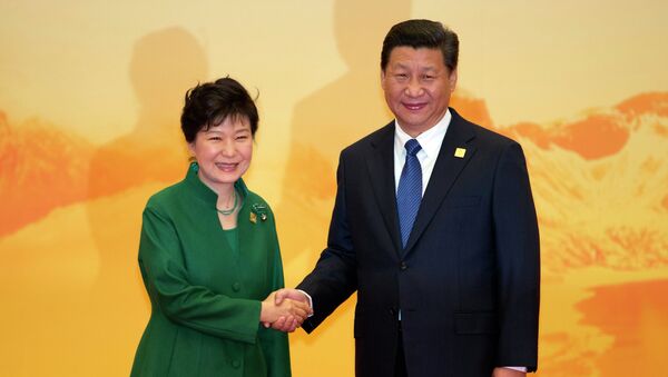 La présidente sud-coréenne  Park Geun-hye et son homologue chinois Xi Jinping - Sputnik Afrique