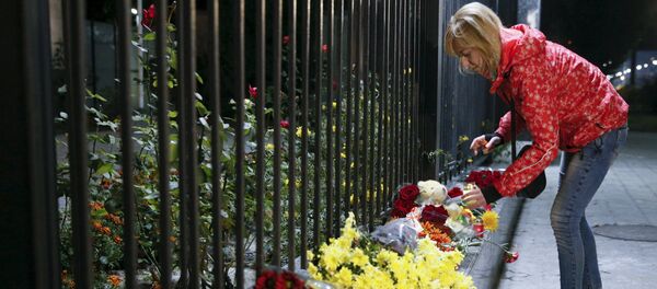 Une femme près de l'ambassade russe en Ukraine. octobre 2015 - Sputnik Afrique