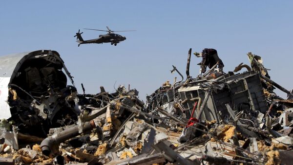 Des enquêteurs militaires russes vérifient des débris de l`avion A321, Egypte, Novembre 1, 2015 - Sputnik Afrique