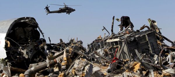 Des enquêteurs militaires russes vérifient des débris de l`avion A321, Egypte, Novembre 1, 2015 - Sputnik Afrique